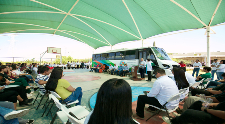 Víctor Castro entrega tres nuevos espacios y un autobús a la Universidad Tecnológica de La Paz