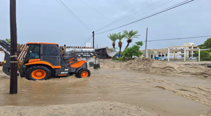 Atiende Ayuntamiento de Los Cabos afectaciones por acumulación de tierra y agua en vialidades