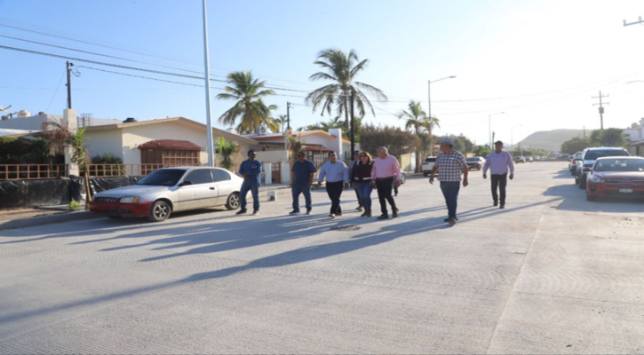 Supervisa gobernador Víctor Castro obras de pavimentación en la calle Loreto, en La Paz; avance del 75%