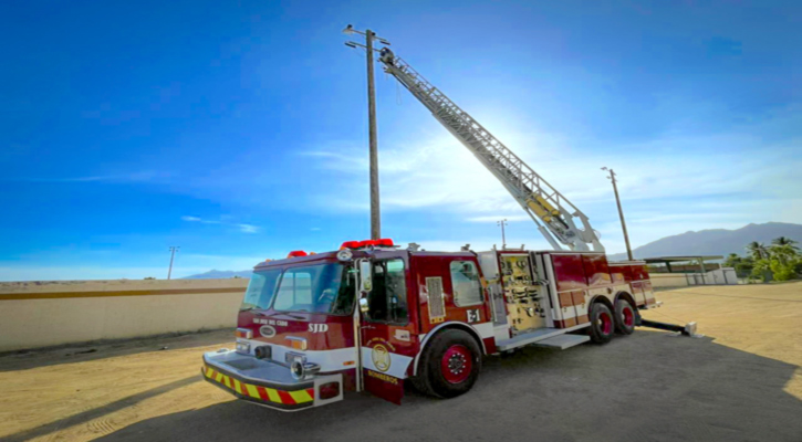 Apoyan Bomberos de SJC rehabilitación de luminarias en centros deportivos de la zona norte