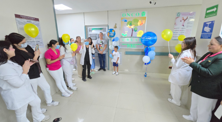 Toñito con apenas 7 años tocó la campana de la victoria y vence el cáncer con apoyo de médicos del IMSS en La Paz
