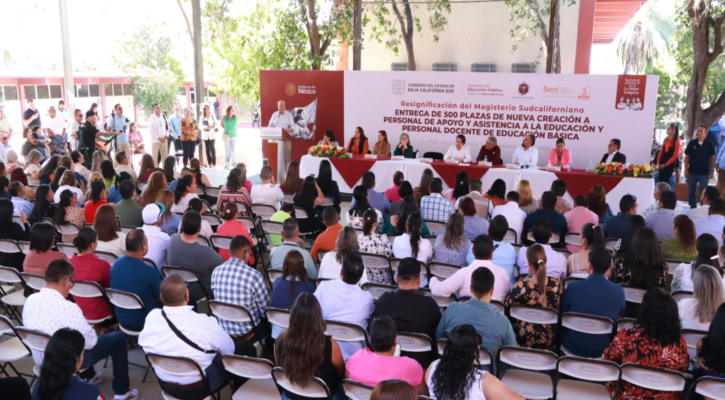 Entrega Gobernador y Secretario de Educación 500 plazas al magisterio sudcaliforniano