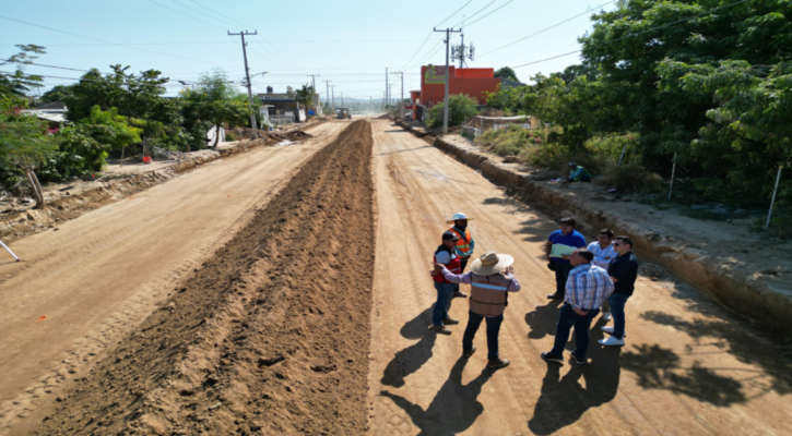 Supervisan autoridades avance de pavimentación en la calle Carabela en SJC