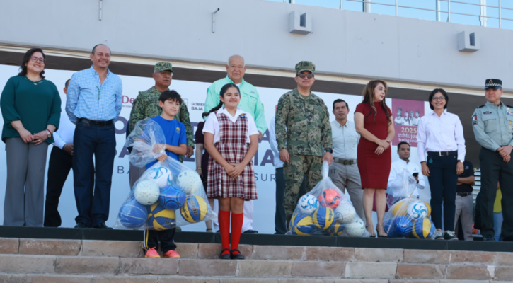Entrega gobernador Víctor Castro vehículos al SEDIF para fortalecer programas sociales