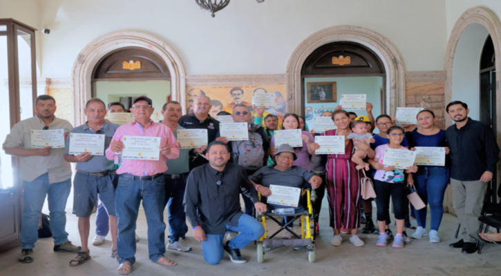 Entrega 43 apoyos económicos la Dirección de Atención Ciudadana de Los Cabos