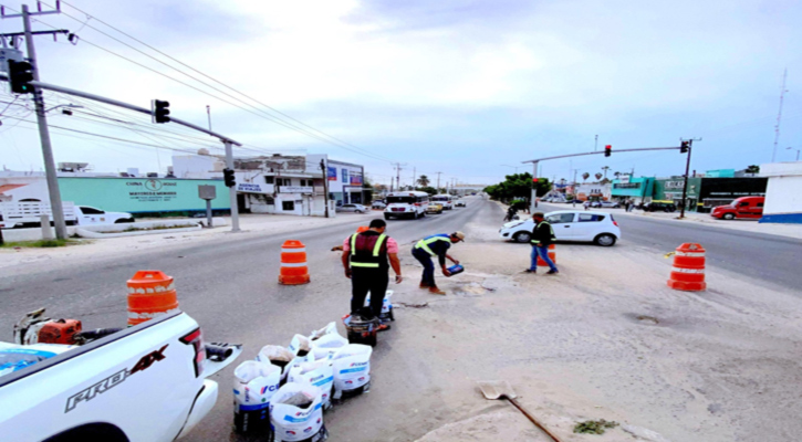 Atiende programa “Caza Baches” punto de riesgo sobre carretera Transpeninsular en SJC; este año han atendido alrededor de 2 mil en Los Cabos