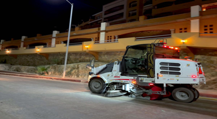 Con barredoras mecánicas, Servicios Públicos intensifica limpieza en vialidades de Los Cabos