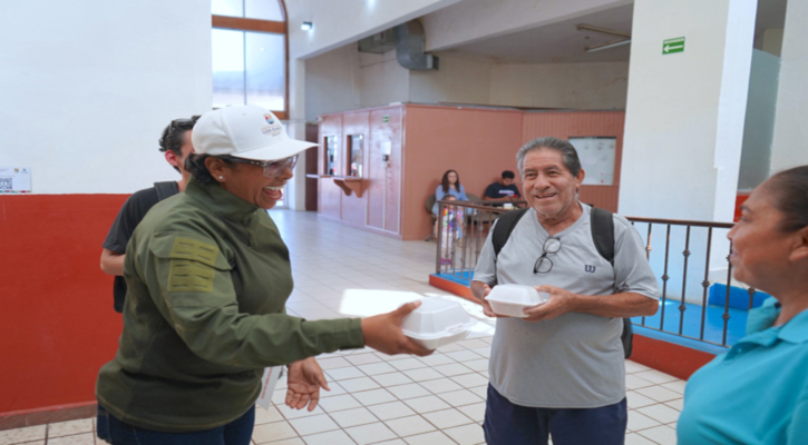 Con el apoyo de empresario local entregan alimentos a la ciudadanía al interior de la Delegación de CSL