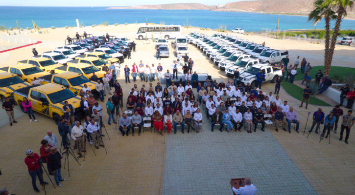 Refuerza gobernador Víctor Castro equipamiento institucional con nueva entrega de vehículos