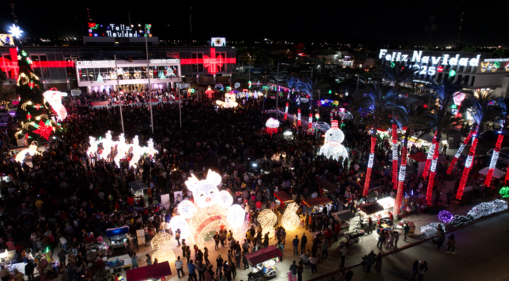 Enciende Víctor Castro luces navideñas en la plaza de la Reforma