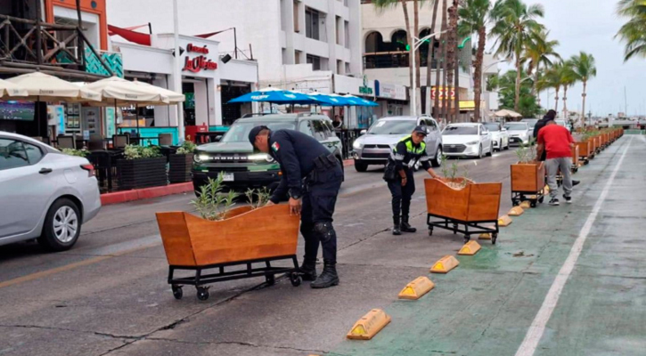 Barrera de macetas en el malecón de La Paz es temporal y necesaria, dice Alcaldesa