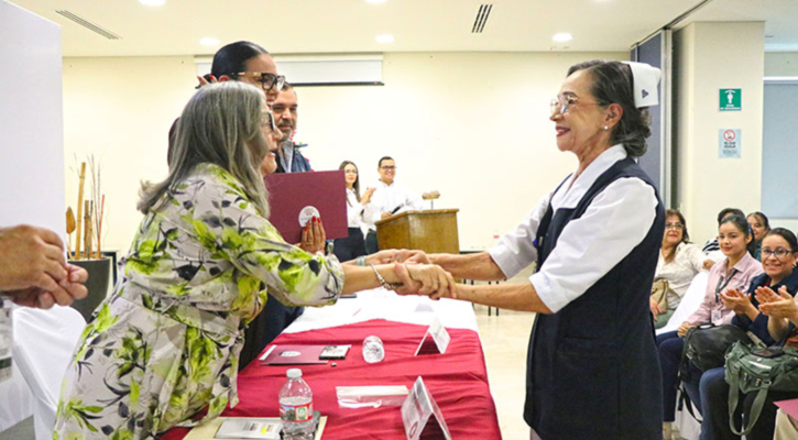 Reconoce gobierno de BCS a trabajadores de salud estatal por años de servicio
