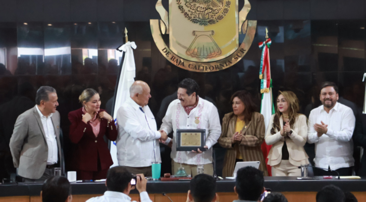 Preside Gobernador ceremonia de entrega de la medalla al Mérito Artístico y Cultural a Enoc Leaño