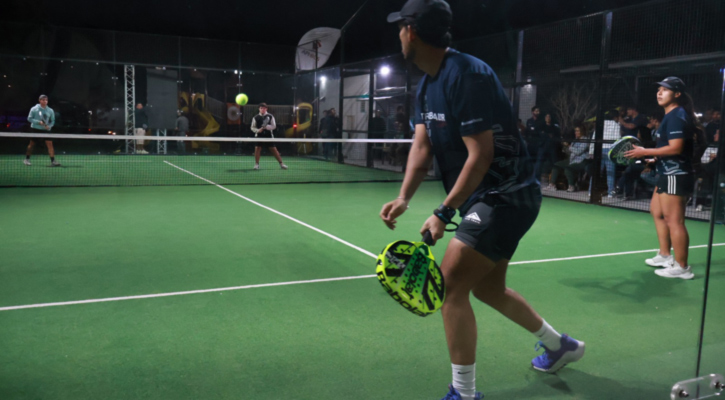 Entregó el gobernador Víctor Castro nueva cancha deportiva en la colonia 8 de Octubre, en La Paz