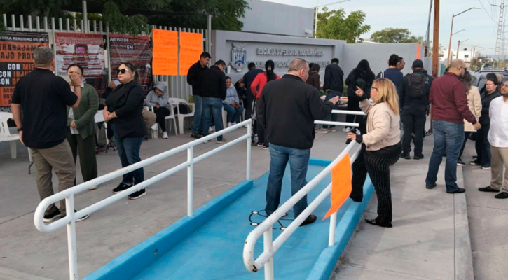 Doble manifestación en la Escufi; sindicalizados y de confianza exigen respeto y certeza laboral