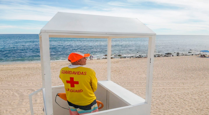 Fortalece Zofemat Los Cabos la vigilancia en las playas con nuevas torres de guardavidas