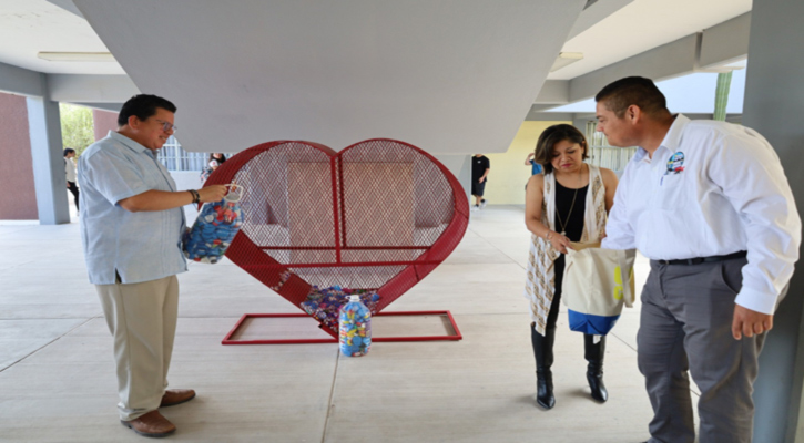 Instalan en la UABCS contenedores de Tapitas “Destapando sonrisas, moviendo corazones” en apoyo a la lucha contra el cáncer infantil