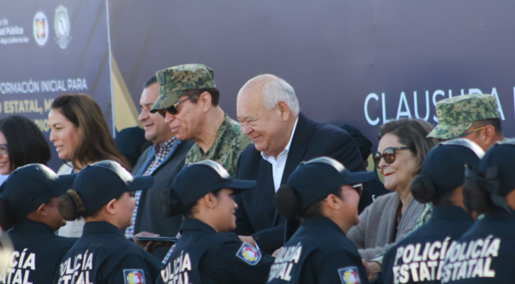 Encabezó gobernador Víctor Castro el egreso de 176 policías que reforzarán la seguridad en BCS