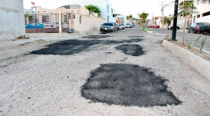 Realiza Obras Públicas trabajos de bacheo en la colonia Miramar, en CSL