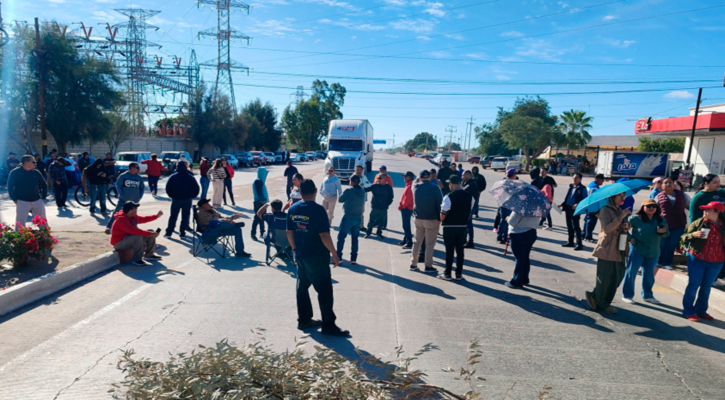 Burócratas de Comondú cierran carretera Transpeninsular por adeudo de un bono