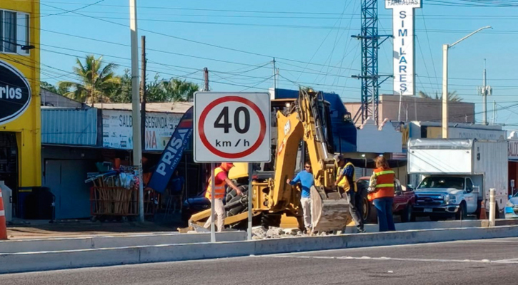 Vecinos reportan demolición del controvertido camellón de Chametla