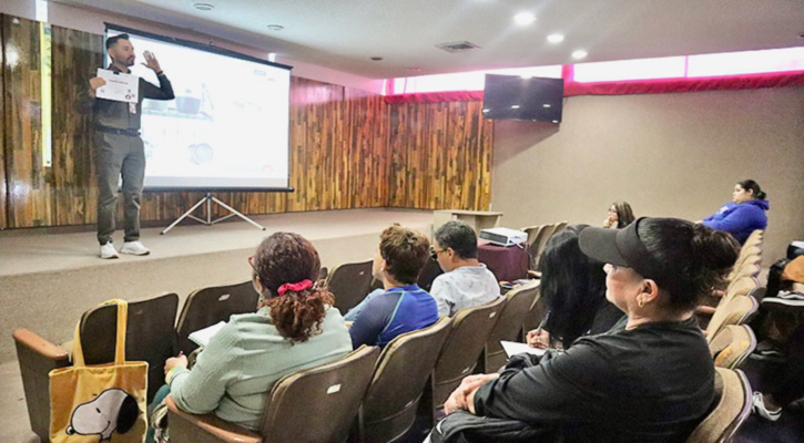 Capacita Coepris a manipuladores de alimentos para garantizar la seguridad sanitaria en el Carnaval La Paz 2026