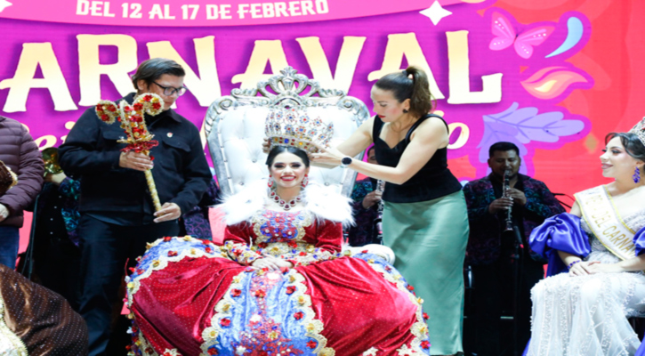 Coronan a Xihomara I como Reina de la Poesía del Carnaval La Paz 2026