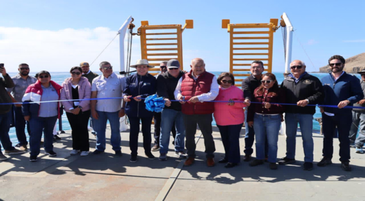 Cumple gobernador Víctor Castro compromiso con habitantes de Isla Natividad al entregar barcaza y camión recolector