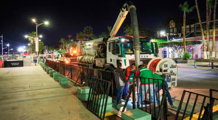 Limpian drenaje del malecón de La Paz para reducir olores y prevenir derrames durante el Carnaval