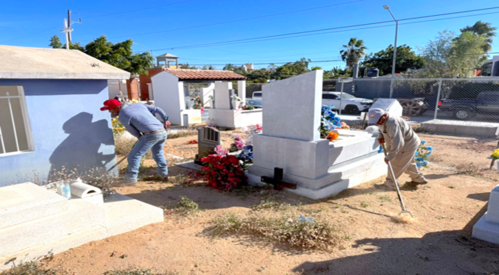 Mantiene Ayuntamiento de Los Cabos programa permanente de limpieza y mantenimiento en panteones