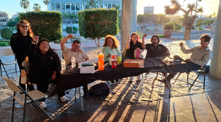 Trabajadores de Telebachillerato mantienen plantón en Palacio de Gobierno