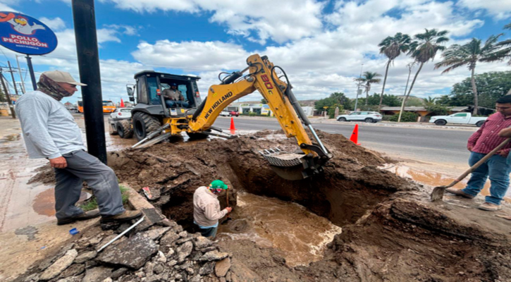 Trabaja Oomsapas de La Paz para reparar fuga en el Acueducto 3