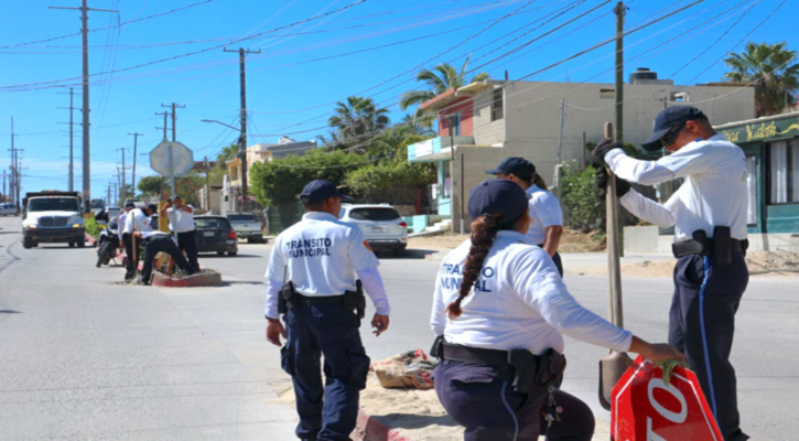 Inicia instalación de señalética vial en puntos de mayor flujo vehicular en Los Cabos