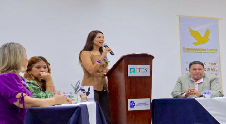 Participa Sol Delgado en conversatorio sobre mujeres, periodismo y transformación social en Los Cabos