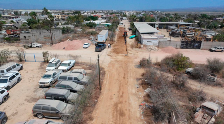 Supervisan pavimentación con concreto hidráulico en la colonia Las Veredas, en SJC