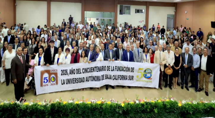 UABCS celebra histórica ceremonia en su 50 aniversario; entrega títulos a egresados de su primera generación UABCS celebra histórica ceremonia en su 50 aniversario; entrega títulos a egresados de su primera generación