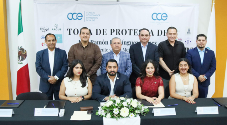 Asiste Subsecretario de Administración a toma de protesta de empresarios jóvenes del CCE La Paz