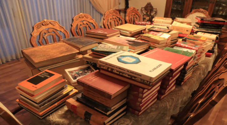 Recibe UABCS valiosa donación bibliográfica de Ángel César Mendoza Arámburo