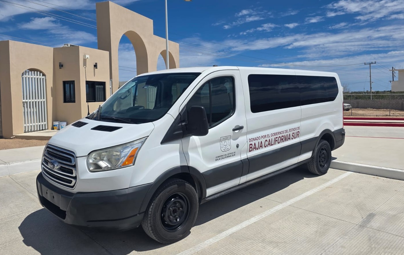 Reciben estudiantes de UABCS La Ribera transporte escolar por parte del gobierno del Estado
