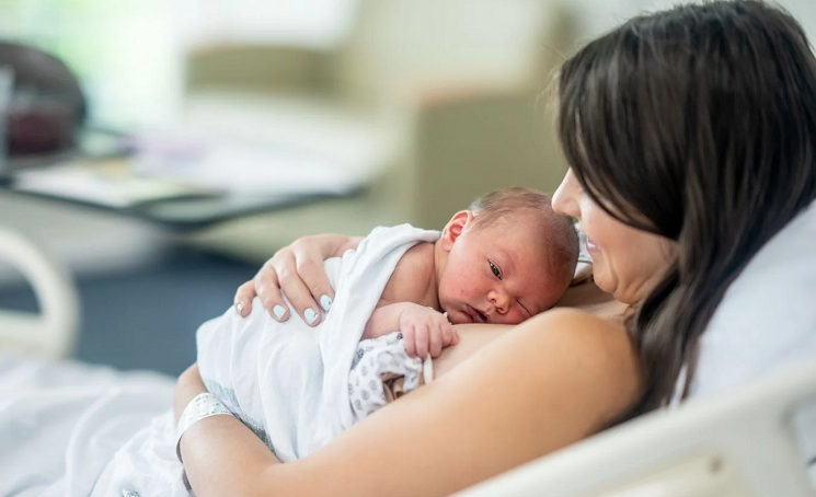 Recién nacidos se vacunan con la leche materna contra sarampión; madres deben vacunarse