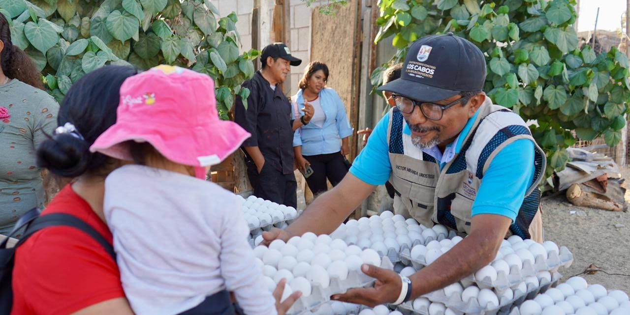 Benefician a familias de la colonia Real Unidad en CSL con entrega de apoyos alimentarios y atención directa