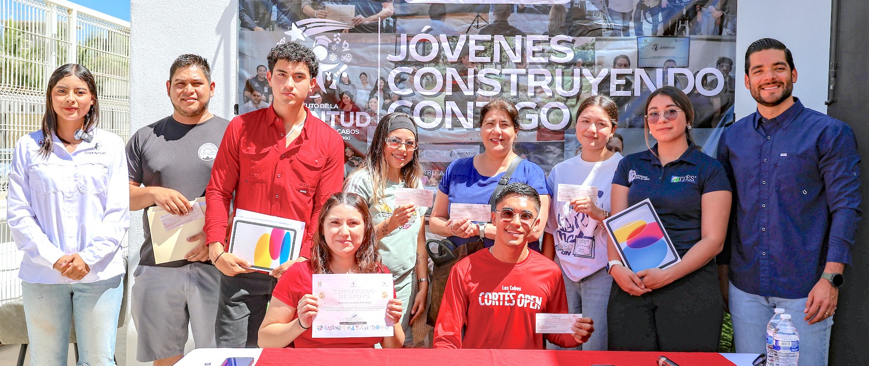 Entrega Ayuntamiento de Los Cabos apoyos económicos y tabletas a jóvenes