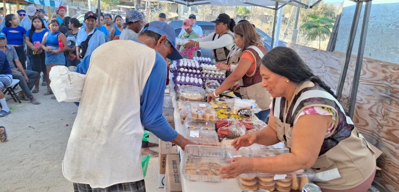 Otorga gobierno de Los Cabos apoyos alimentarios a familias de la colonia Cabo Diamante en CSL