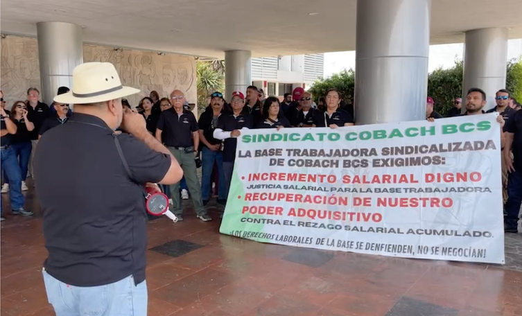 Sindicalizados de Cobach se manifiestan en Palacio de Gobierno, mientras supuesta carta de alumnos les niega respaldo