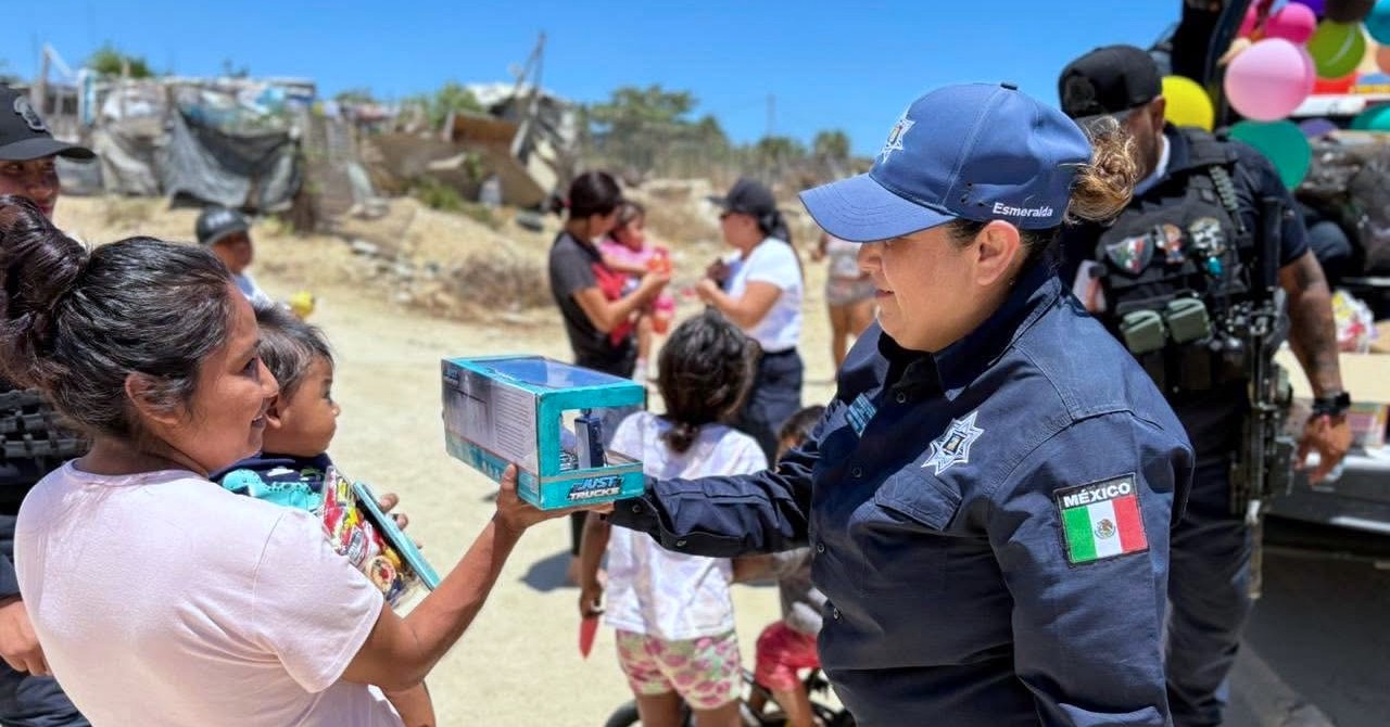 Agentes de Seguridad Pública celebran el Día de la Niñez con brigadas en colonias de Los Cabos