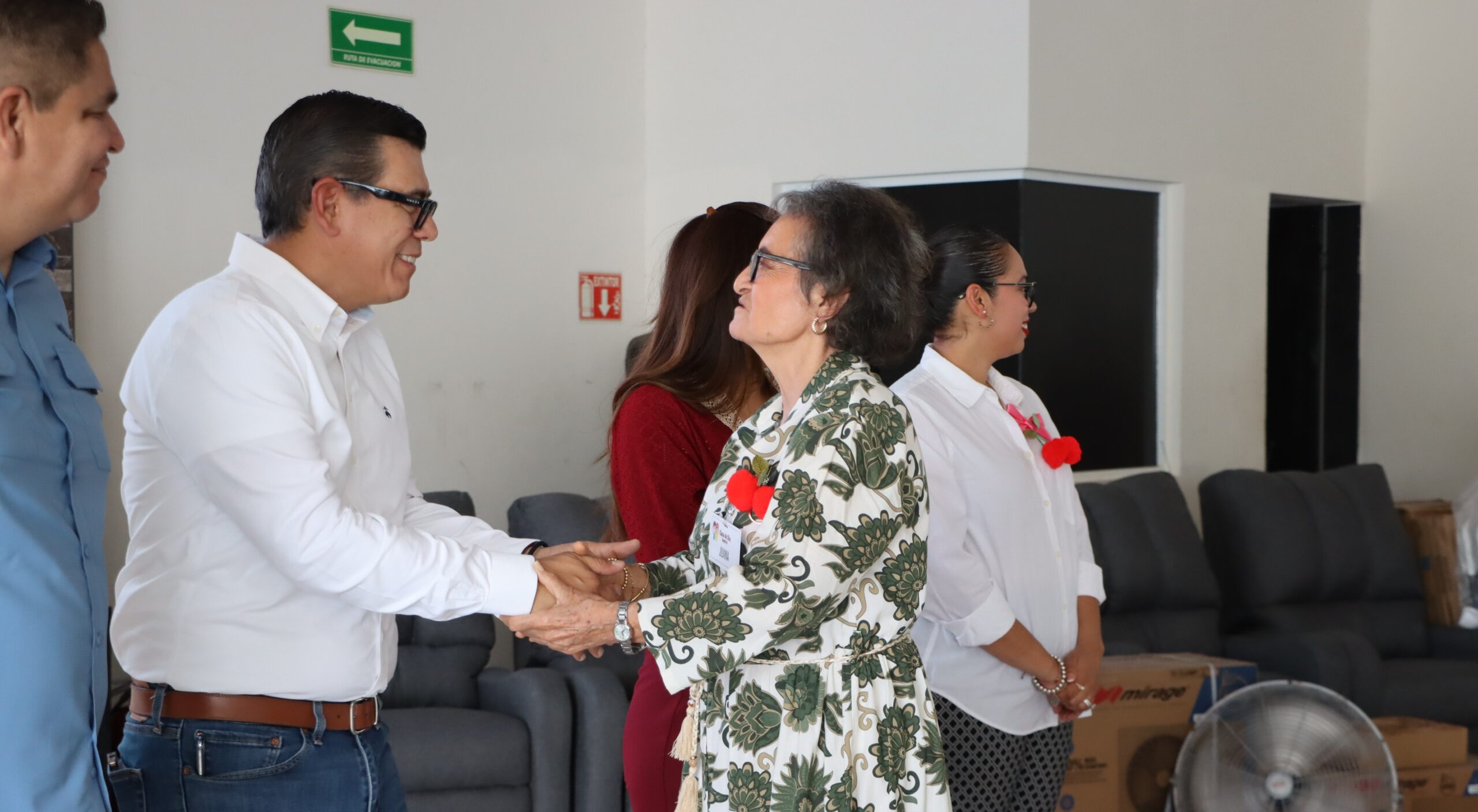 Refuerza SEDIF Casa de Día “Santa Fe” en La Paz con entrega de equipamiento