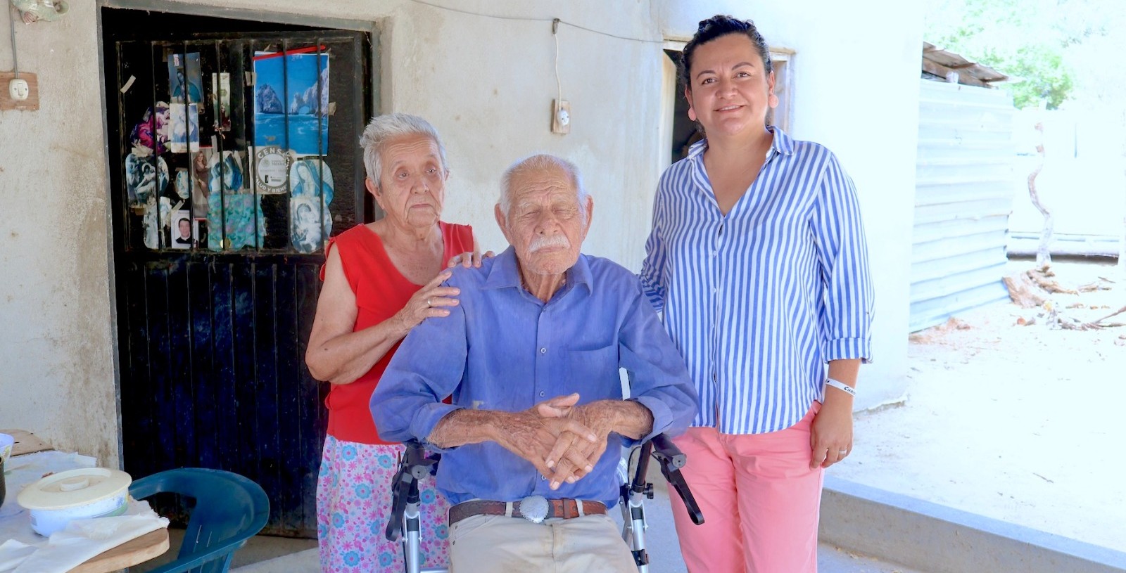 Entrega Ayuntamiento de Los Cabos apoyo asistencial a adulto mayor en la Subdelegación de Las Casitas