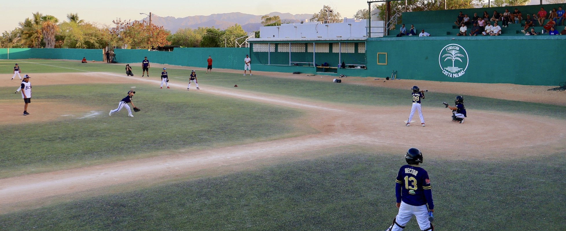 Culminan trabajos de techumbre, pintura de gradas y bardas del estadio de béisbol “Estrellas de Miraflores”