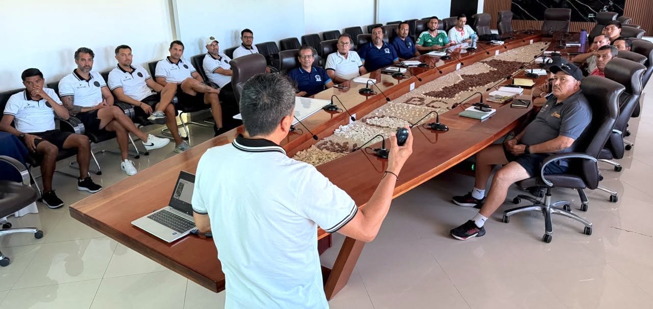 Entrenadores de Los Cabos actualizan conocimientos con cuerpo técnico de Club Atlético La Paz