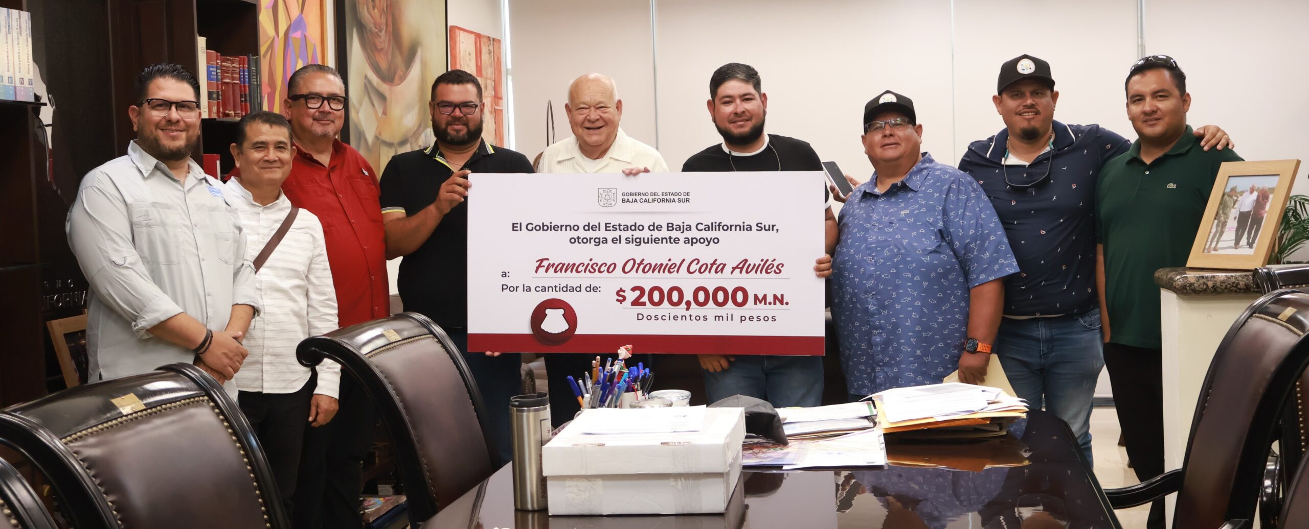 Entrega Gobernador apoyo económico a Cooperativa turística de La Paz